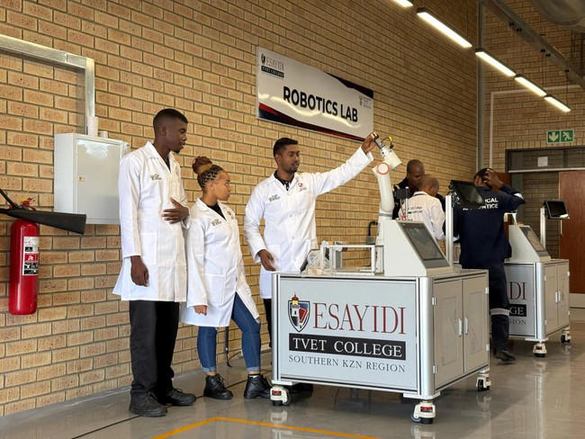 Minister Nkabane launches Digital Innovation Lab to equip students for ...