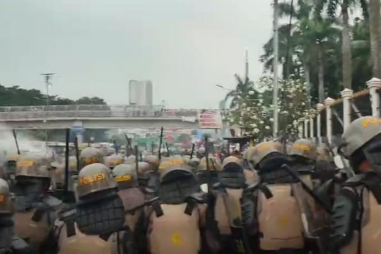 Belasan Demonstran Anarkis Serang Pengendara di Sekitar DPR dengan Batu pada Hari Buruh