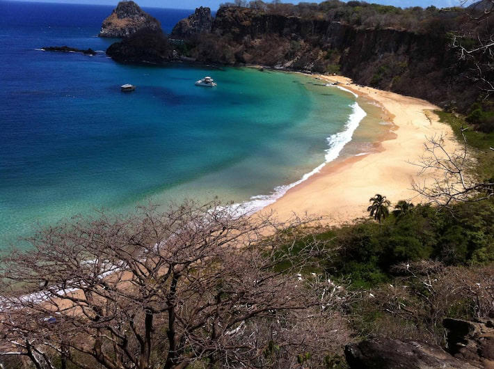 Baía do Sancho, em Fernando de Noronha: acesso difícil e vista impressionante da 25ª melhor praia do mundo, segundo ranking. Foto: Renne Pereira/Estadão