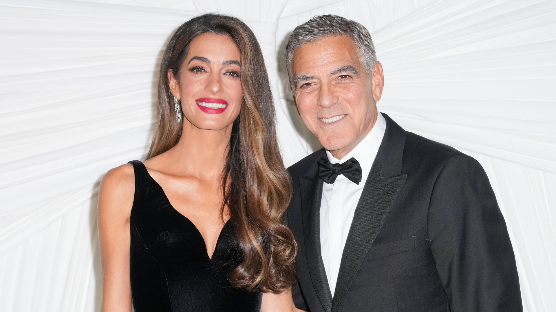 Amal Clooney reveals husband 'careful' parenting tactic with twins(02)