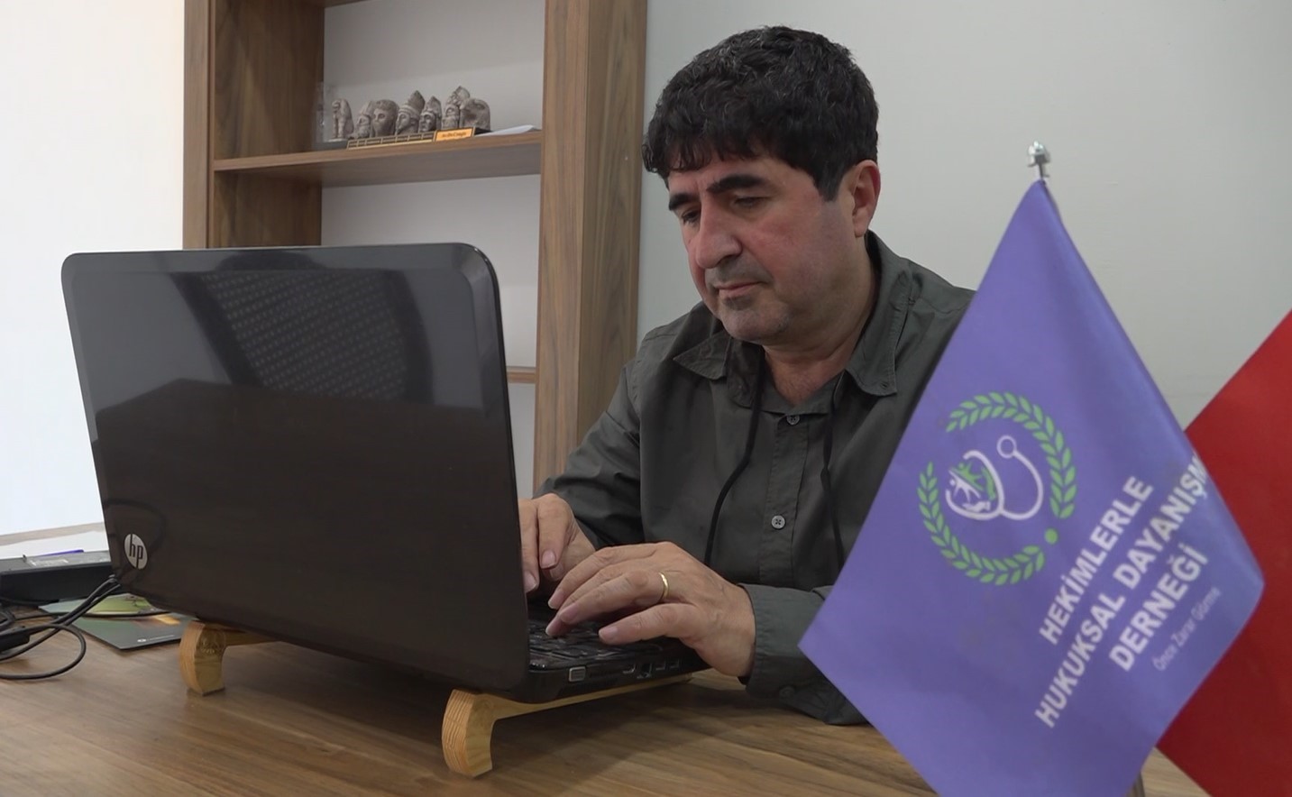 MAĞDUR OLAN DOKTORUN SUÇLU KONUMUNA DÜŞTÜĞÜNÜ SÖYLEYEN HEKİMLERLE HUKUKSAL DAYANIŞMA DERNEĞİ YÖNETİM KURULU BAŞKANI DR. AV. CENGİZ BAYRAM, VERİLEN KARARA TEPKİ GÖSTERDİ.