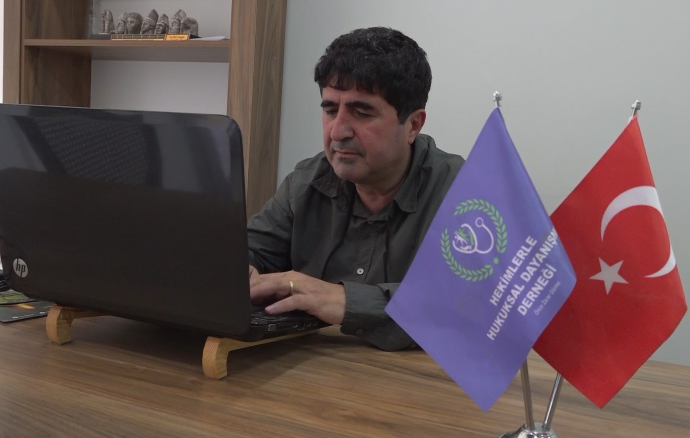 MAĞDUR OLAN DOKTORUN SUÇLU KONUMUNA DÜŞTÜĞÜNÜ SÖYLEYEN HEKİMLERLE HUKUKSAL DAYANIŞMA DERNEĞİ YÖNETİM KURULU BAŞKANI DR. AV. CENGİZ BAYRAM, VERİLEN KARARA TEPKİ GÖSTERDİ.