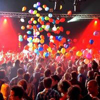 99 Luftballons? Die größte Party zum Tanz in den Mai steigt in Oberhausen beim Revival von Music Circus Ruhr, Blue Moon und Old Daddy in der Turbinenhalle und im Kulttempel. 5000 Tickets gingen in den Vorverkauf.