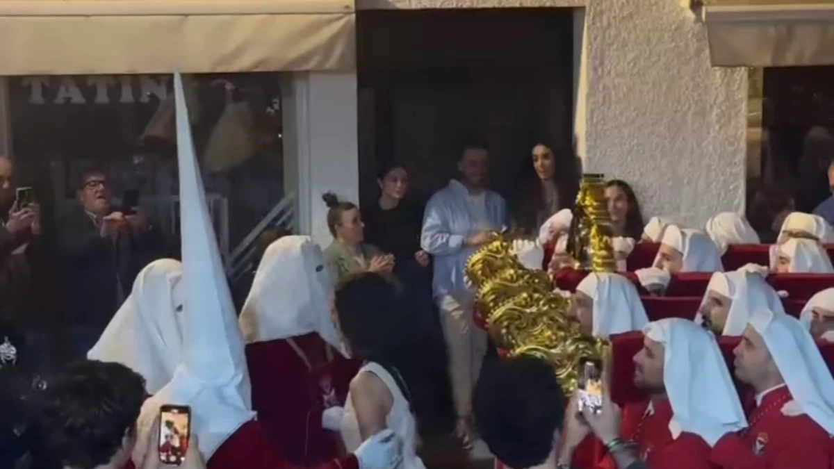 Victoria Federica se escapa a Marbella en Semana Santa con top de péplum y  vaqueros anchos juveniles