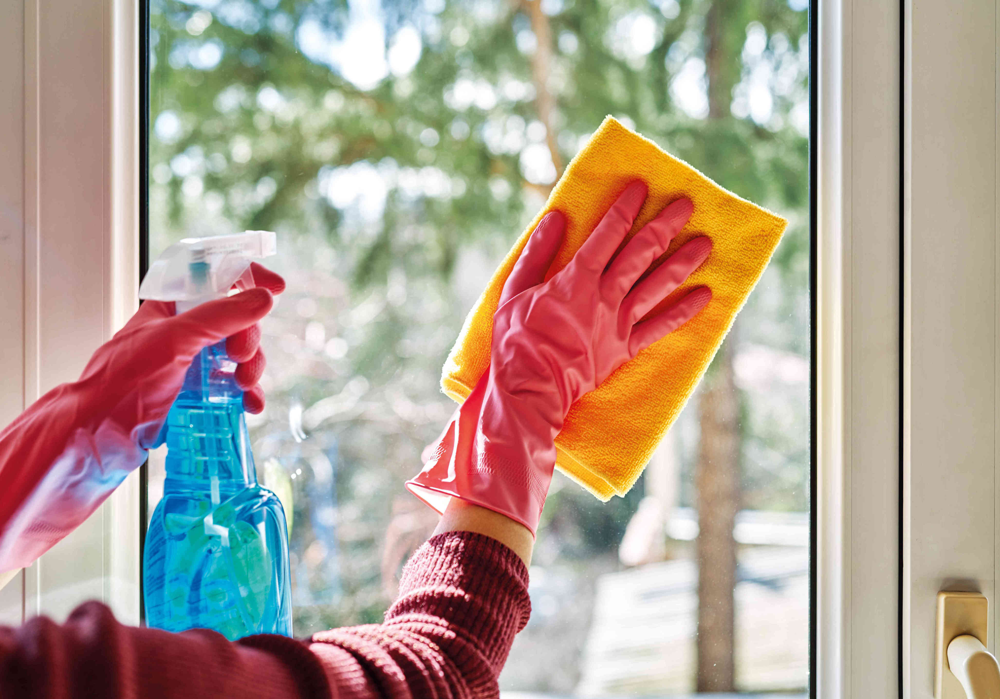 We Asked a Pro Window Cleaner What He Uses and It's Actually So Easy