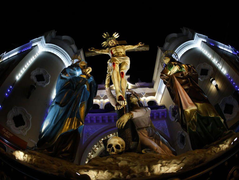 A partir da Idade Média, as imagens de Cristo crucificado se tornaram cada vez mais sangrentas