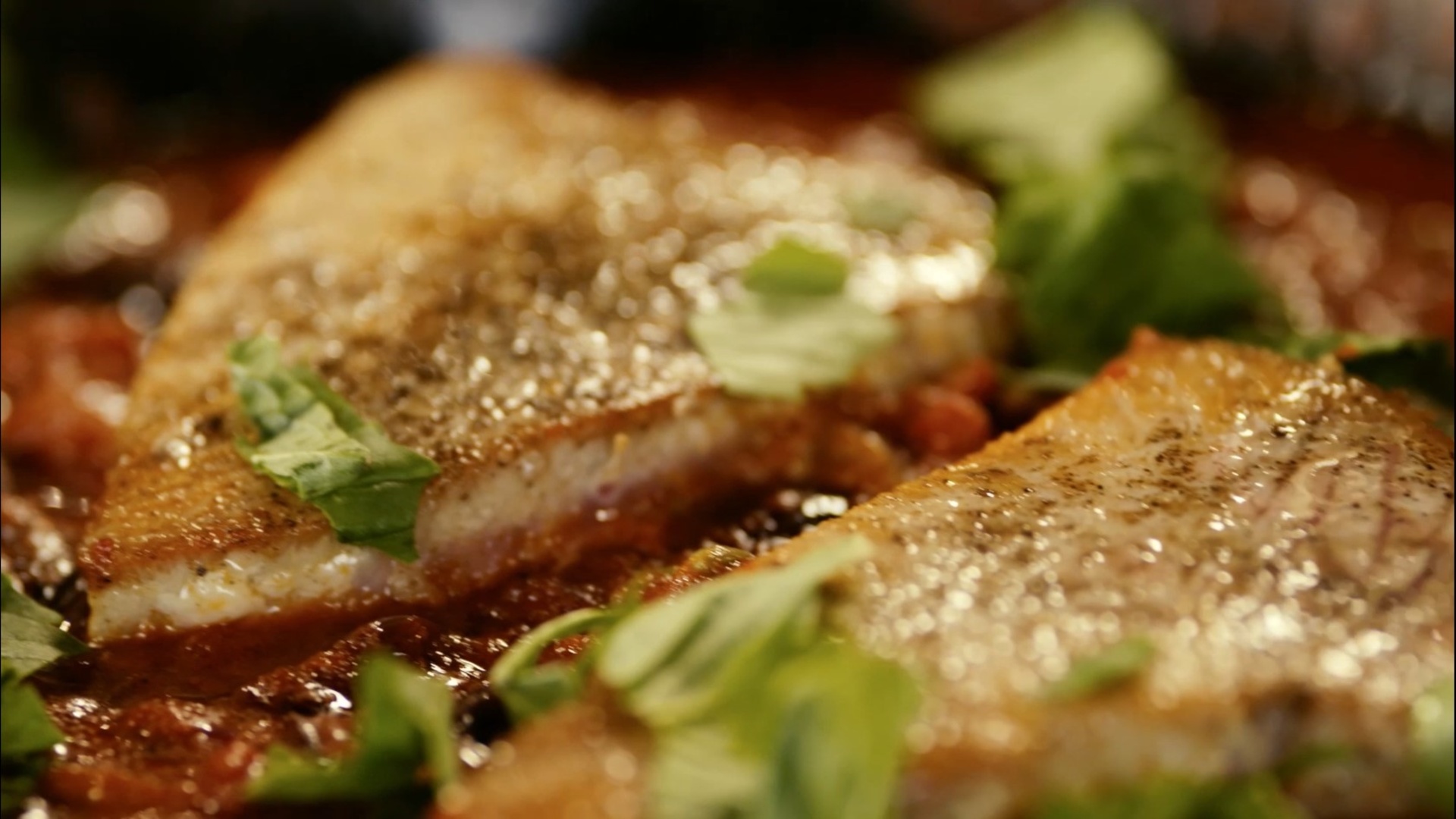 Kochen von kalabrischem Thunfisch mit Pancetta, Kapern und Oliven