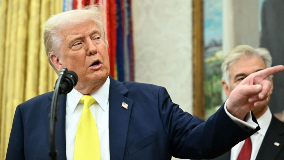 El presidente de EE.UU., Donald Trump en la Oficina Oval de la Casa Blanca en Washington, el 18 de abril de 2025.