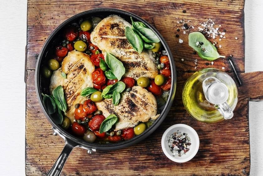 Mediterrán csirkemell olívabogyóval sütve: ebből bátran repetázhatsz