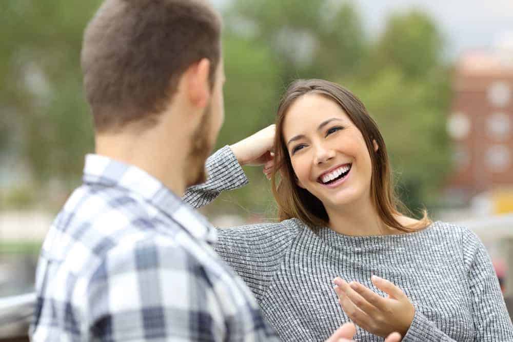 How to start a conversation with a man in a relaxed and charming way