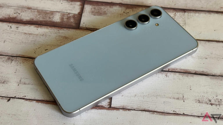 Gorilla Glass Victus+ back glass on the Samsung Galaxy S24 FE