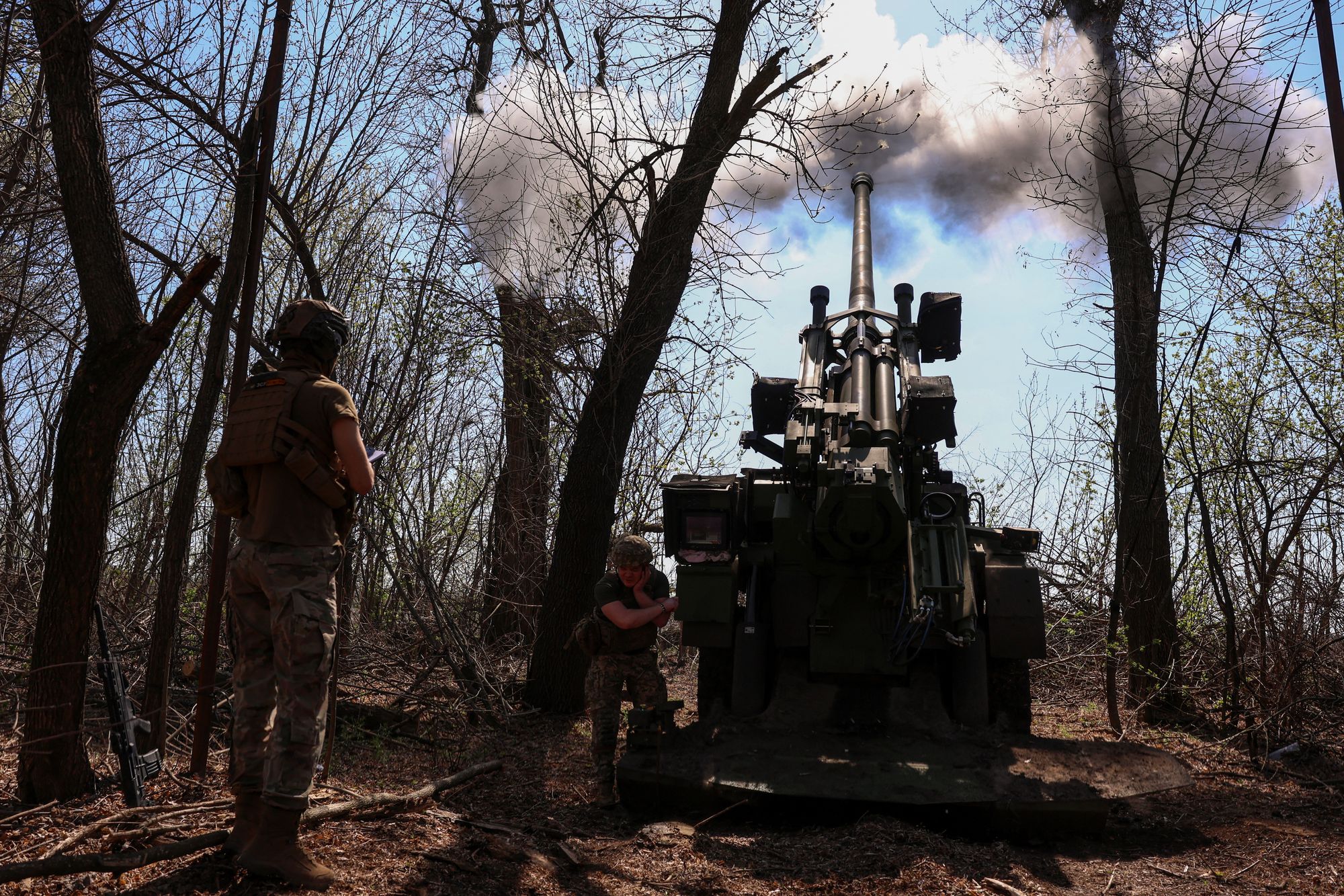 Ukrainian servicemen fire a Caesar self-propelled howitzer towards Russian troops (REUTERS)