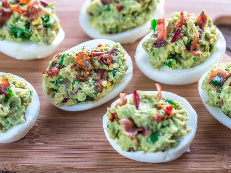 Gefüllte Eier mit Bacon und Avocado: Für deine Snack-Platte