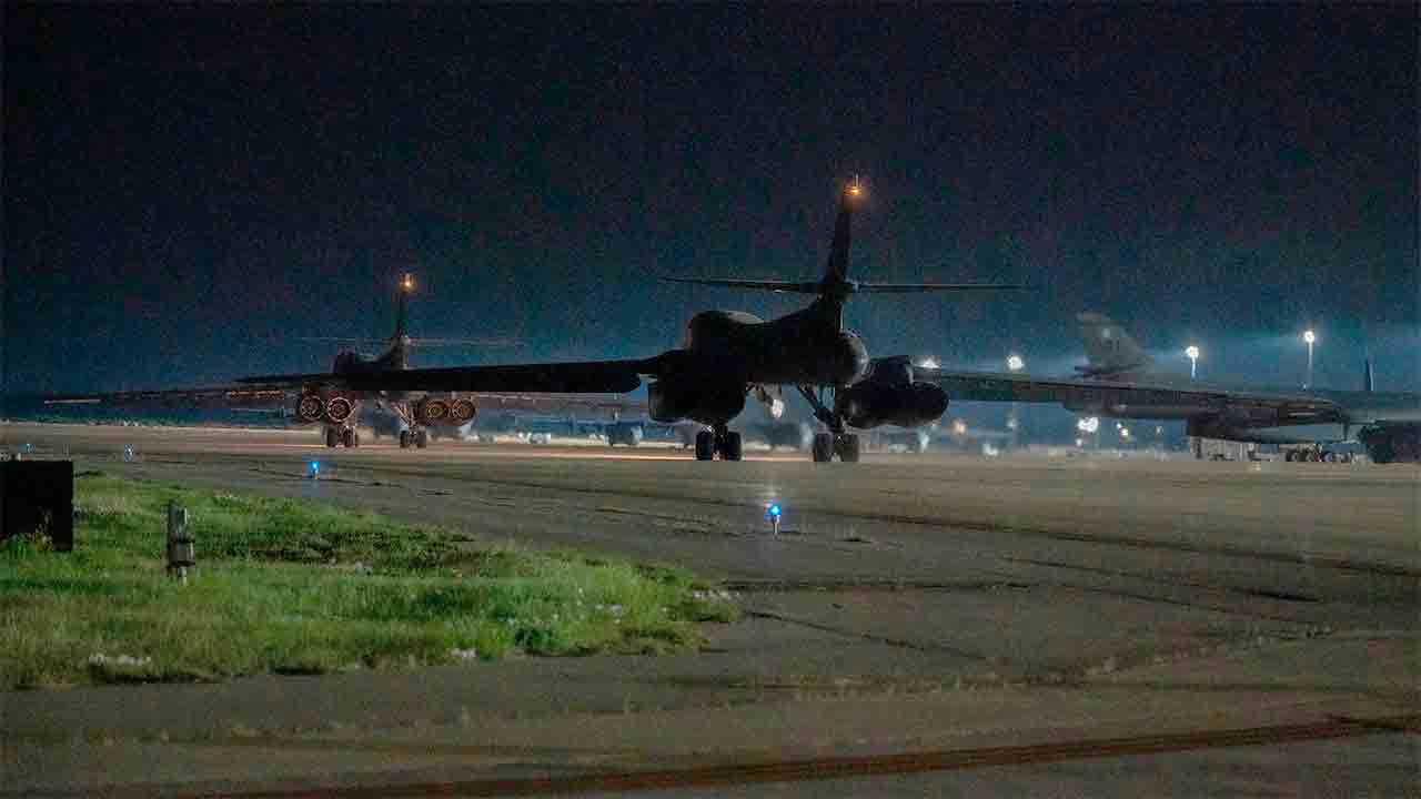 アメリカ、歴史的な任務で初めてB-1Bランサー爆撃機を日本に配備 アメリカ、歴史的な任務で初めてB-1Bランサー爆撃機を日本に配備