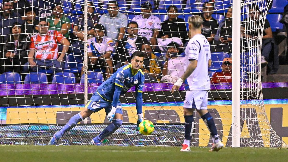 Julio González 'regala' gol en el Puebla vs Necaxa: VIDEO