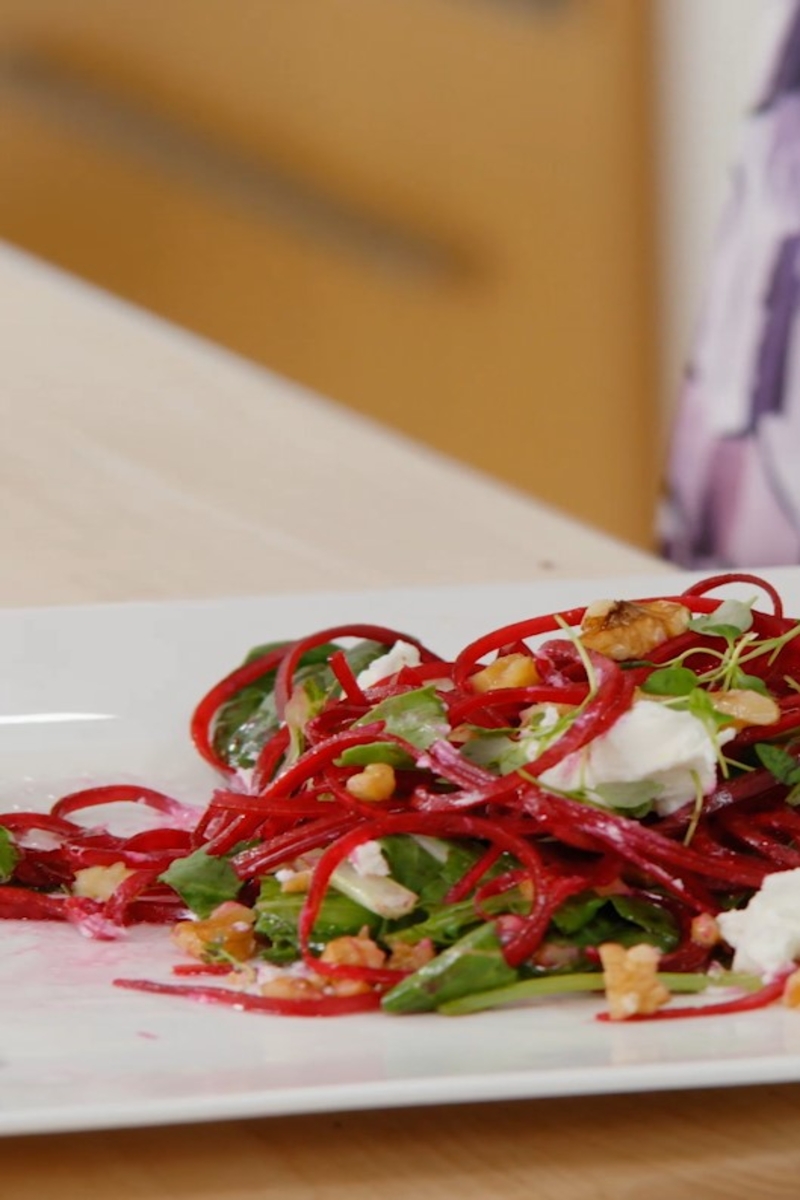 Wunderschöner roher Rote-Bete-Salat mit Ziegenkäse und Walnussöl