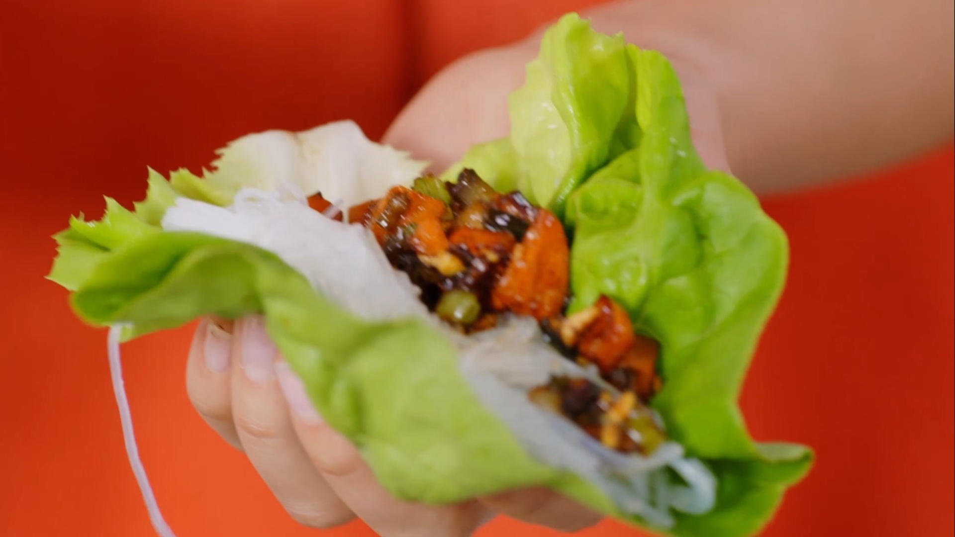 Pikante Salatwickel mit Portobello und Sesamsoße