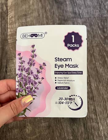 Package of Behomi steam eye mask with lavender scent, promising stress relief, moisture, and nature fabric. Usage time: 20-30 minutes at 104-113°F