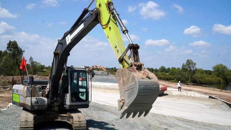 Công trình cao tốc Cần Thơ - Cà Mau đang thi công. Ảnh: Nhật Hồ