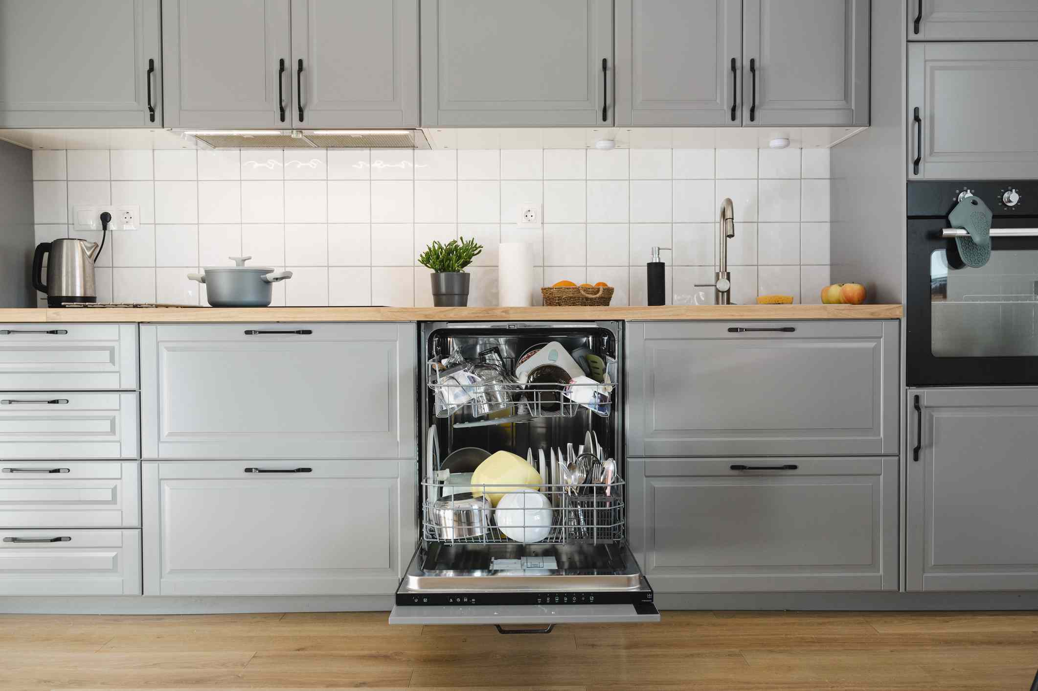 This Is the Best Time of Day to Run Your Dishwasher for Lower Utility