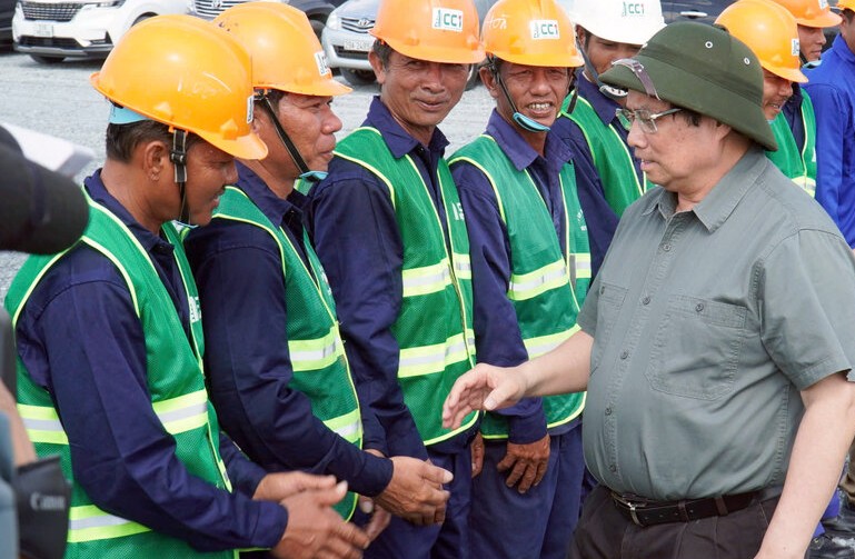 Thủ tướng Chính phủ Phạm Minh Chính đến công trường kiểm tra tiến độ cao tốc Cần Thơ - Cà Mau. Ảnh: Nhật Hồ