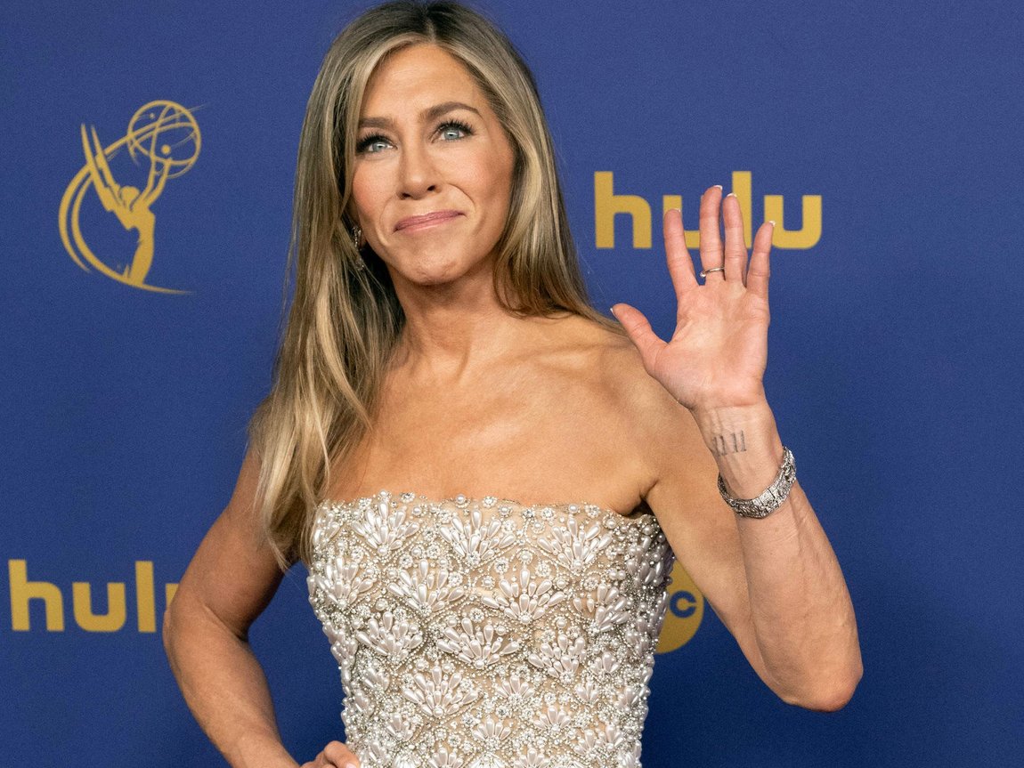 How Jennifer Aniston Deals with Her Fear of Flying