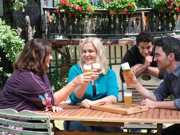Lena (Mitte) und Rob (rechts) feiern ihr Zusammenleben in Himmelsruh mit ihren Liebsten.