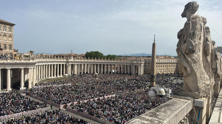 Il cardinale Comastri durante la Messa di Pasqua a San Pietro: “Con grande emozione leggo l’omelia del Papa”