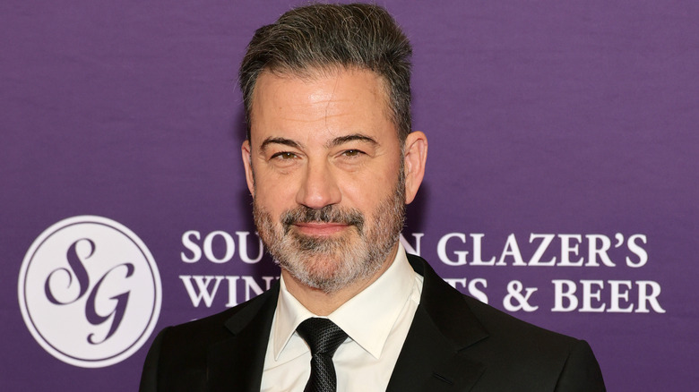 Jimmy Kimmel posing on the red carpet.