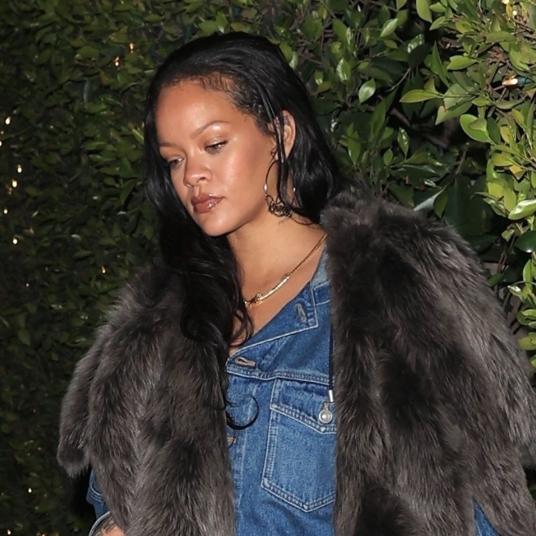 A 4,300 Denim Dior Tote Is Rihanna's Perfect Match for Her Slouchy(01)