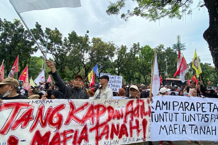 Aksi warga Kebon Sayur di depan Balai Kota bawa Spanduk bertulisan Tangkap dan Adili Mafia Tanah