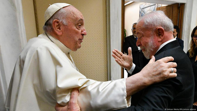 O papa Francisco com Lula durante uma visita ao Vaticano em 2021