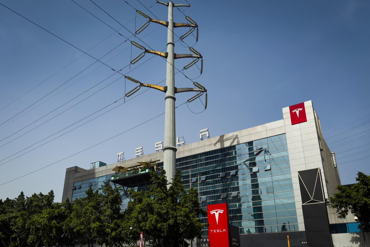 Tesla Stock Is Falling. Odometer Lawsuit, Earnings Loom Over Shares.