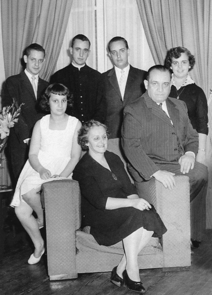 Jorge Bergoglio junto a su familia. De izquierda a derecha, de pie, su hermano Alberto Horacio, Jorge Mario Bergoglio, Oscar Adrián y su hermana Marta Regina. Sentados, su hermana María Elena, su madre Regina y su padre Mario José Francisco