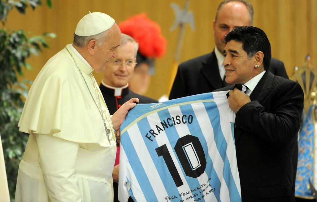 El papa Francisco saluda a Diego Maradona, que era argentino como él, durante un encuentro previo al Partido por la Paz en Roma, el 1 de septiembre de 2014. Dos íconos nacionales unidos por la fe y la pasión futbolera.
