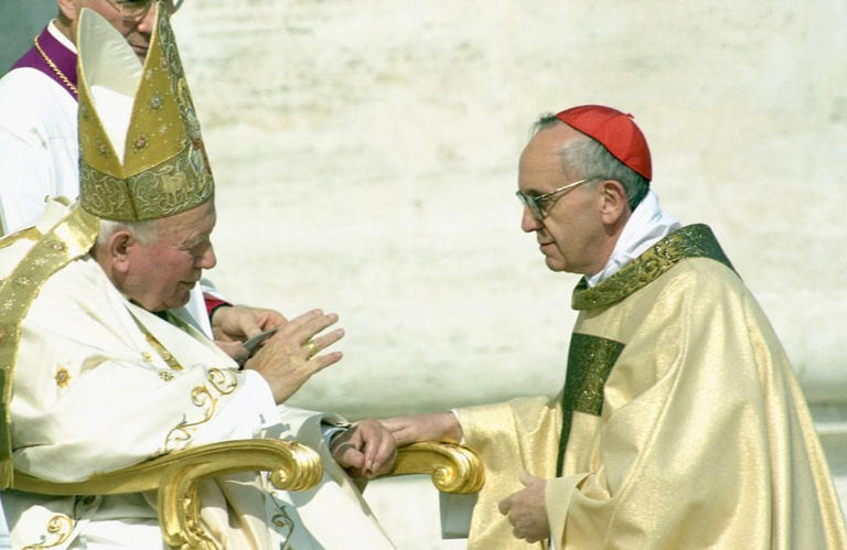 El papa Juan Pablo II nombra a Jorge Mario Bergoglio como cardenal durante un consistorio en la Plaza de San Pedro el 21 de febrero de 2001, en la Ciudad del Vaticano