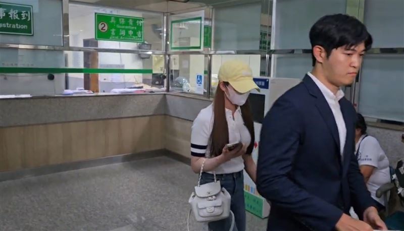 家寧妹則手提香奈兒背包，身穿6千多元的白色上衣。（圖／翻攝畫面）