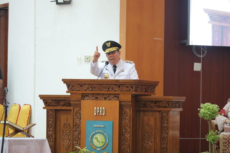 Gubernur Bangka Belitung Hidayat Arsani saat paripurna DPRD, Senin (21/4/2025).