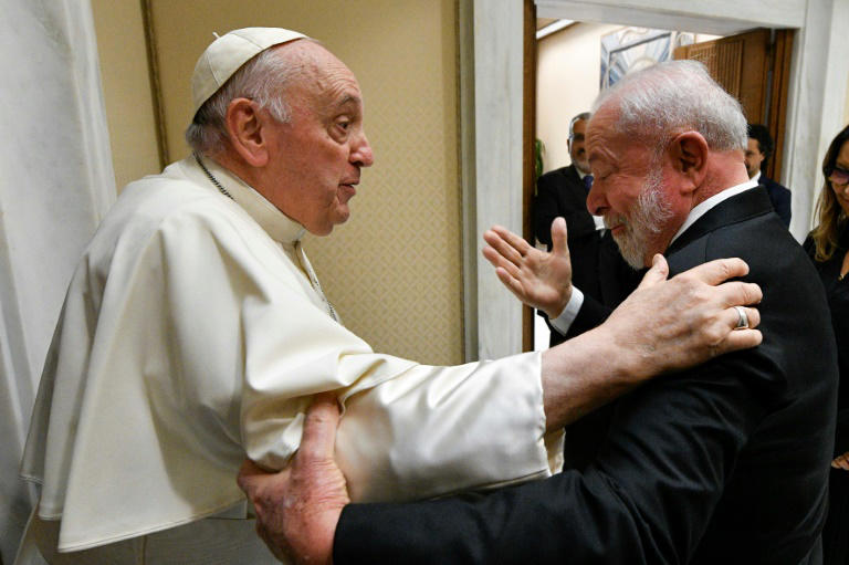 Nesta foto do serviço de imprensa do Vaticano, o papa Francisco (E) recebe o presidente Lula em audiência privada na Santa Sé, em 21 de junho de 2023