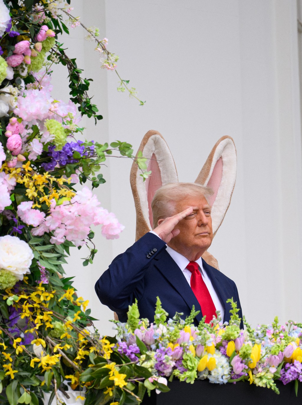 Donald and Melania Trump welcome thousands to annual White House Easter