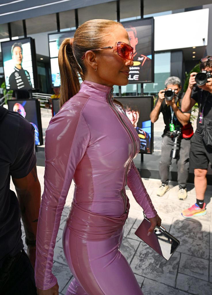 La cantante presumió su figura con un atuendo entallado en un material tipo latex.