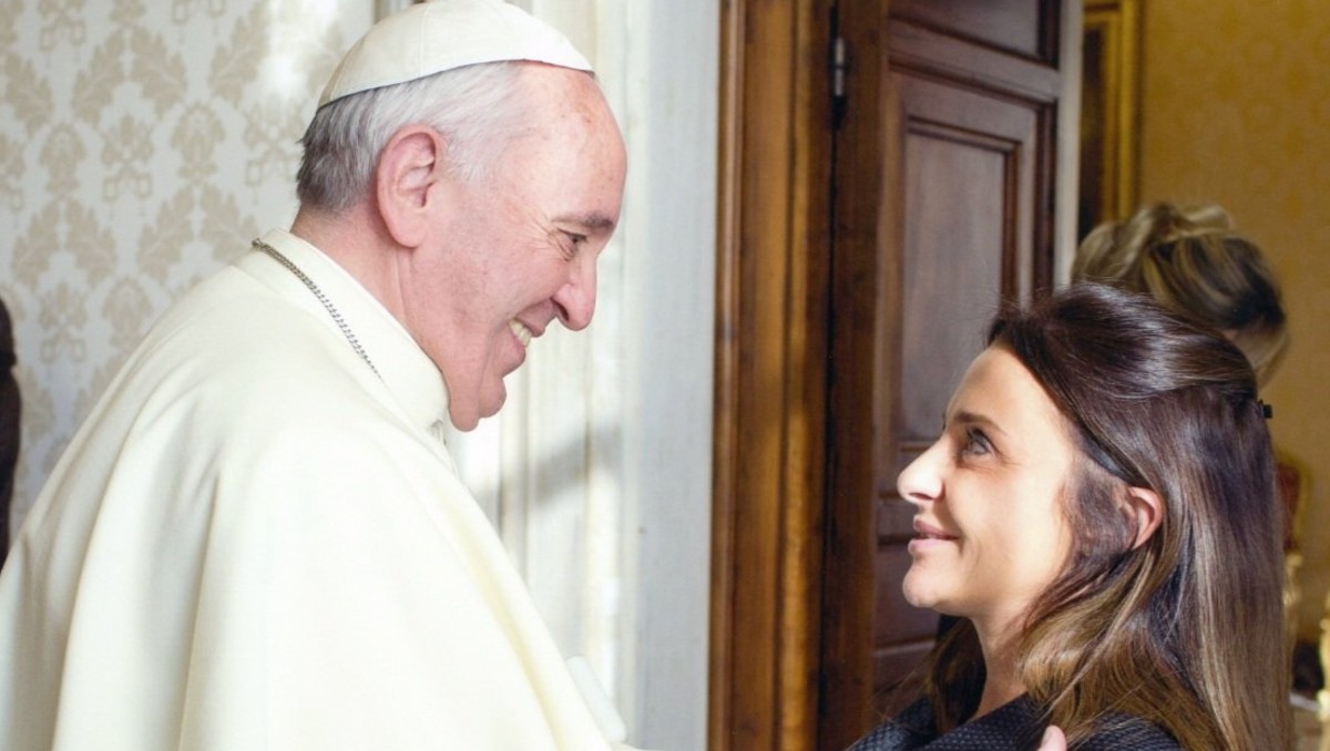 Periodista se entera de la muerte del Papa Francisco durante programa ...