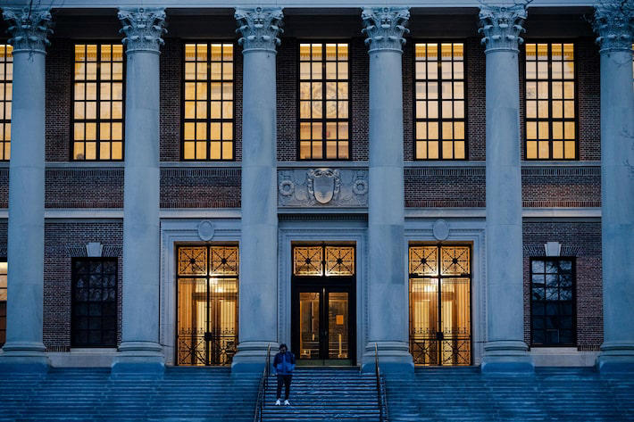 Entrada de biblioteca da Universidade de Harvard em Cambridge, nos EUA Foto: Sophie Park/NYT