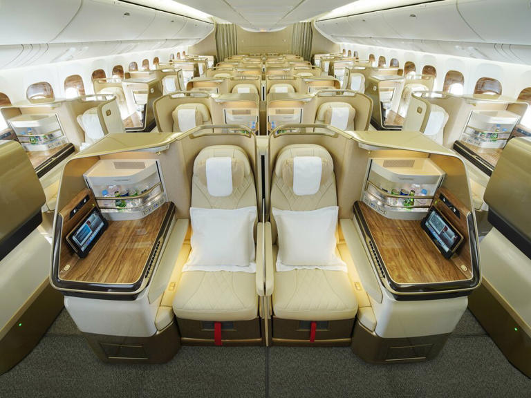 独特の上品 エミレーツ航空ビジネスクラス徹底解剖！】シート、機内食、上空 コレクション