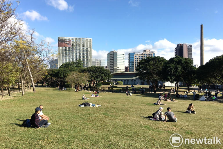 今（20）天各地大多多雲到晴，氣象署對11縣市發布高溫資訊。(此為高溫示意)   圖：張良一/攝