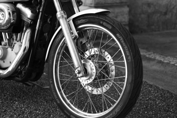 Warta Bandung Barat | 4 Risiko Pakai Ban Sepeda Motor Kedaluwarsa, Hindari!