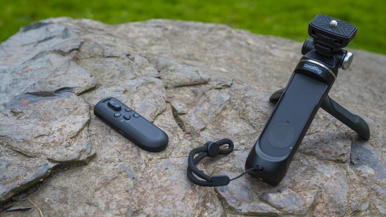SmallRig SR-RG2 review: mini-tripod, selfie-stick, camera