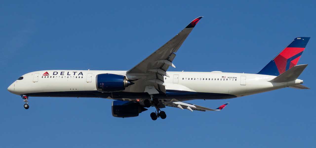 Delta Plane's Engine Bursts Into Flames, Prompting Emergency Evacuation(02)