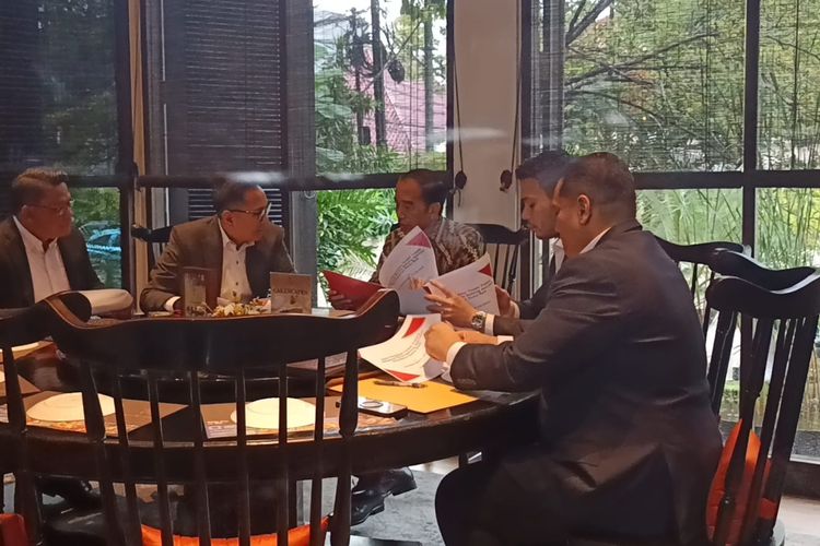 Momen Presiden ke-7 RI Joko Widodo (Jokowi) bertemu para kuasa hukumnya soal ijazah palsu, di restoran kawasan Menteng, Jakarta Pusat, Selasa (22/4/2025) sore.