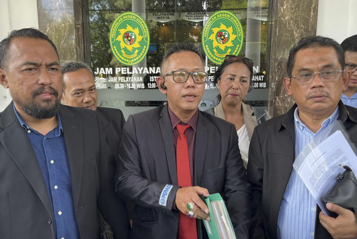 Zaenal Mustofa (tengah) bagian dari tim pengacara Tolak Ijazah Palsu Usaha Gakpunya Malu (TIPU UGM) yang mengguggat keabsahan ijazah UGM milik Presiden RI ke 7 Joko Widodo. Foto: Dok. Istimewa